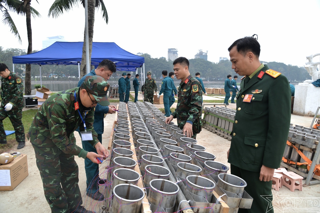Trận địa pháo hoa tại Công viên Thống Nhất sẵn sàng cho thời khắc đón năm mới 2026.- Ảnh 3.