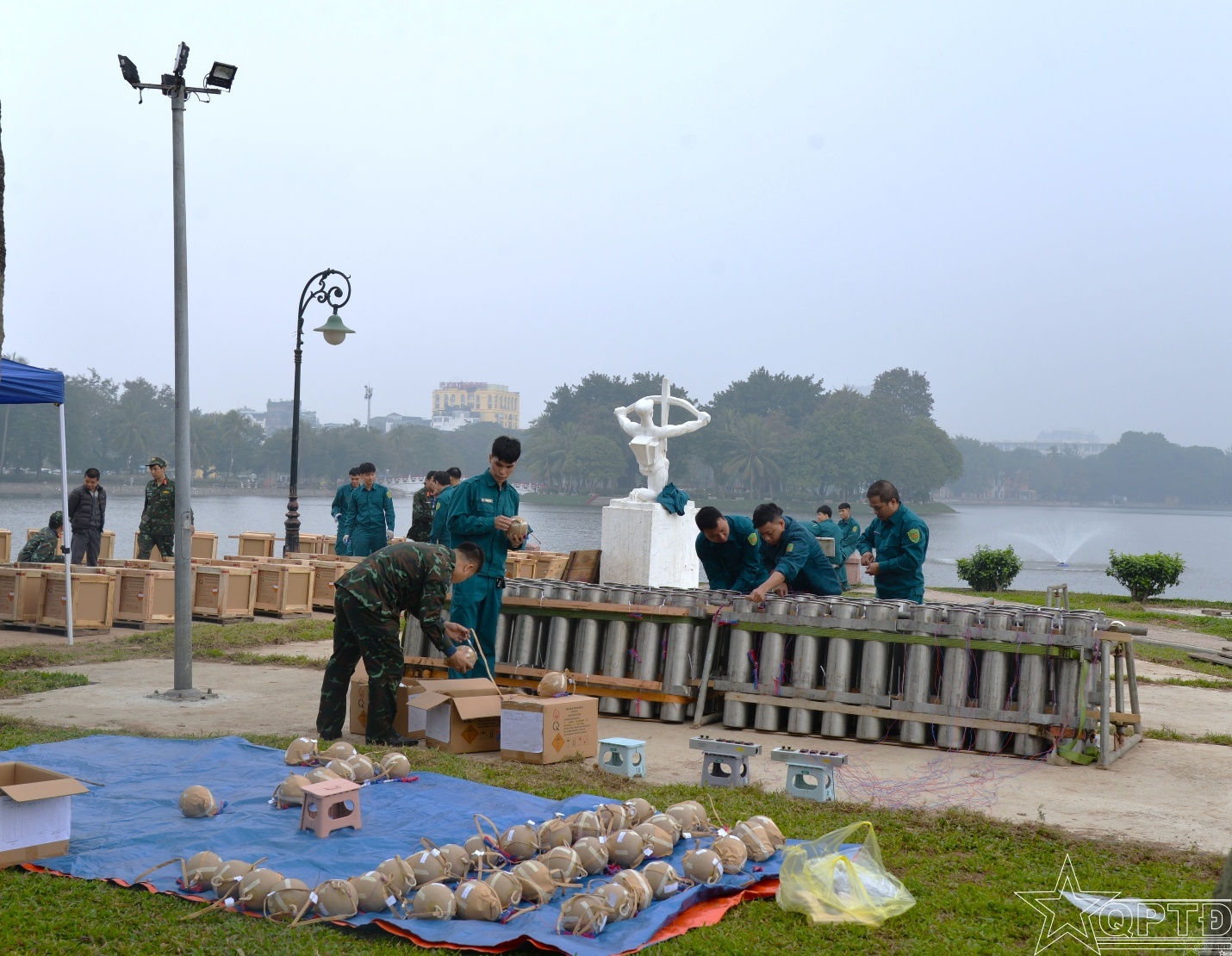 Trận địa pháo hoa tại Công viên Thống Nhất sẵn sàng cho thời khắc đón năm mới 2026.- Ảnh 4.