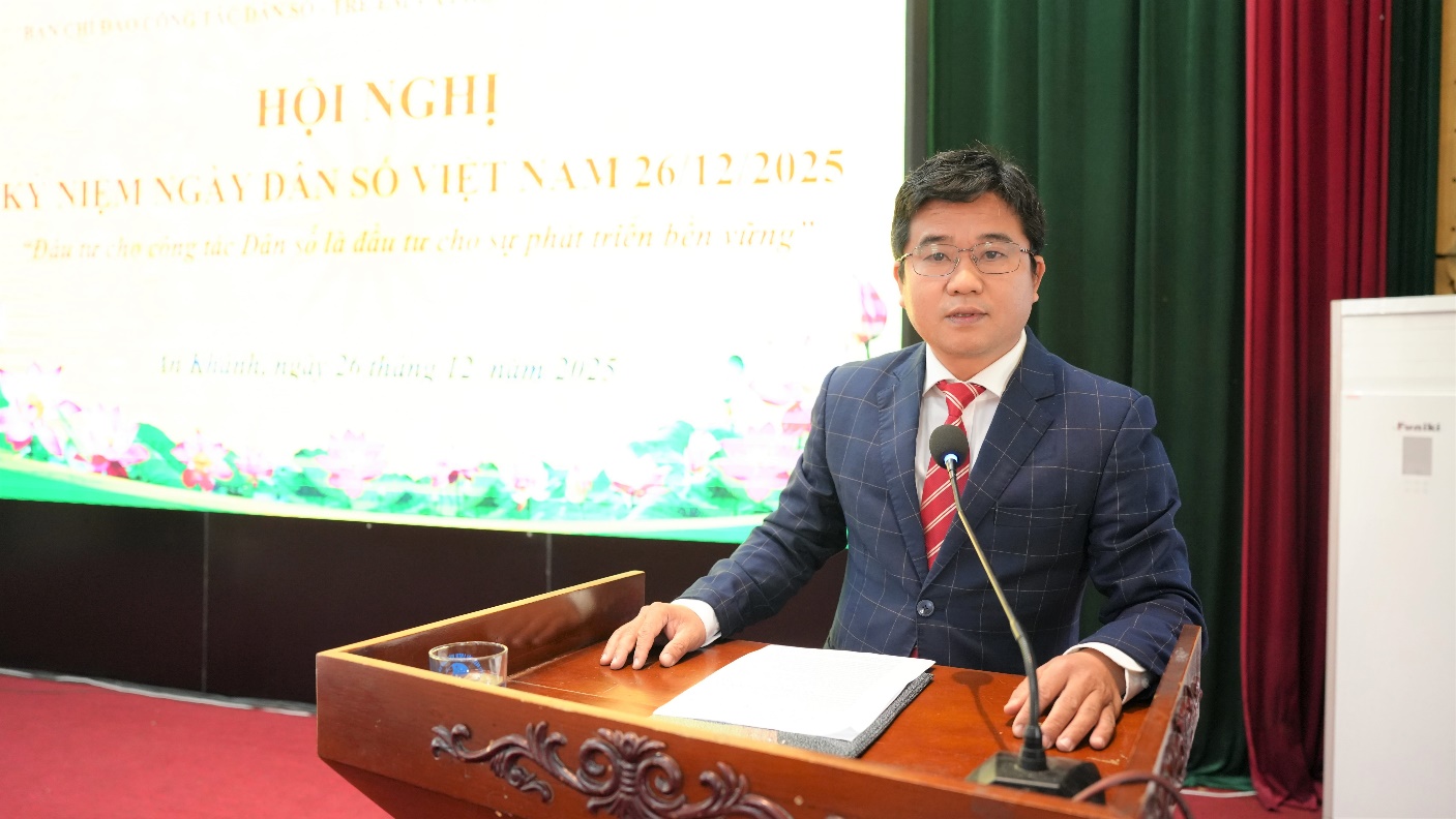 A person in a suit and tie at a podium  AI-generated content may be incorrect.