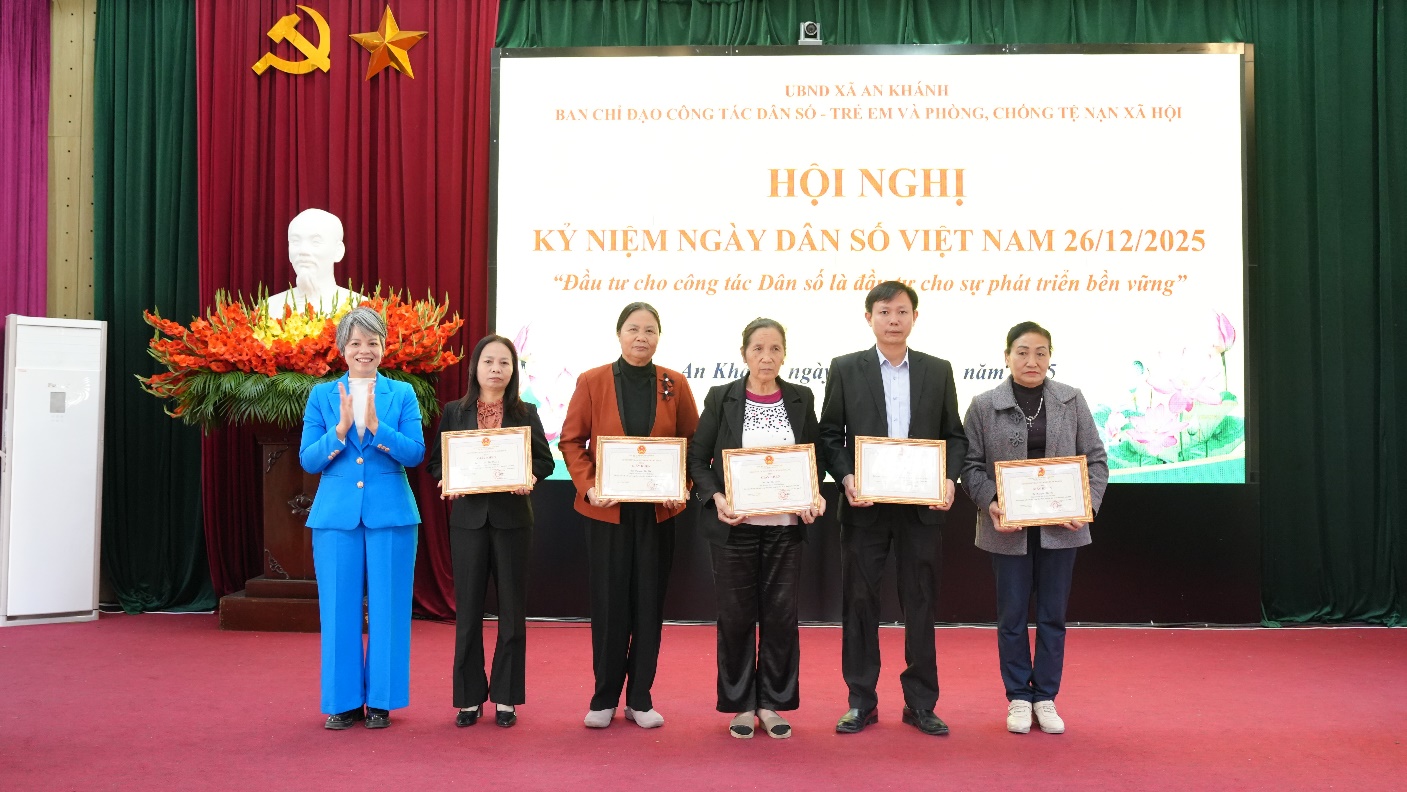 A group of people holding certificates  AI-generated content may be incorrect.