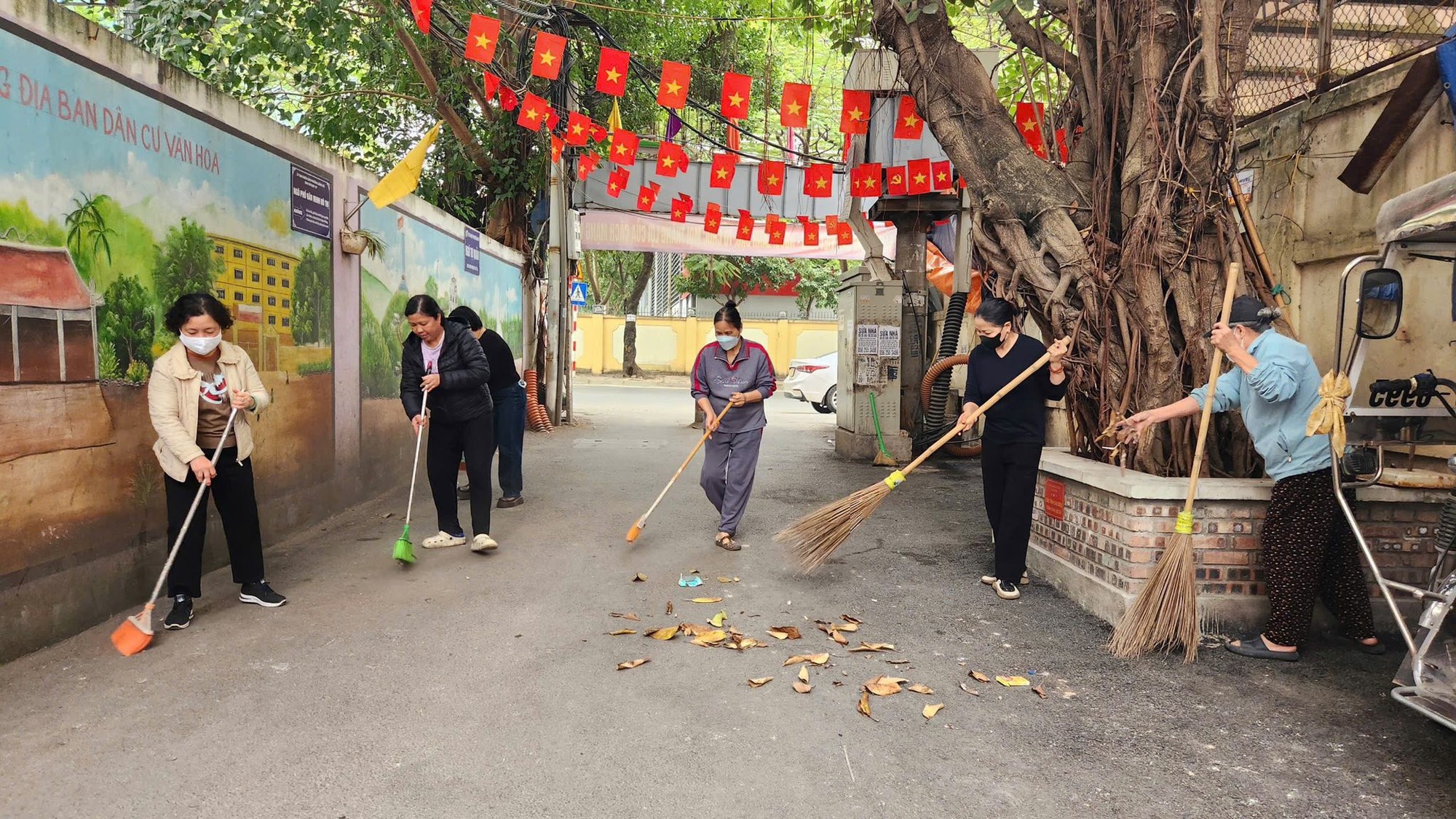 Phụ nữ phường Giảng Võ chào mừng Đại hội Đảng lần thứ XIV- Ảnh 2.