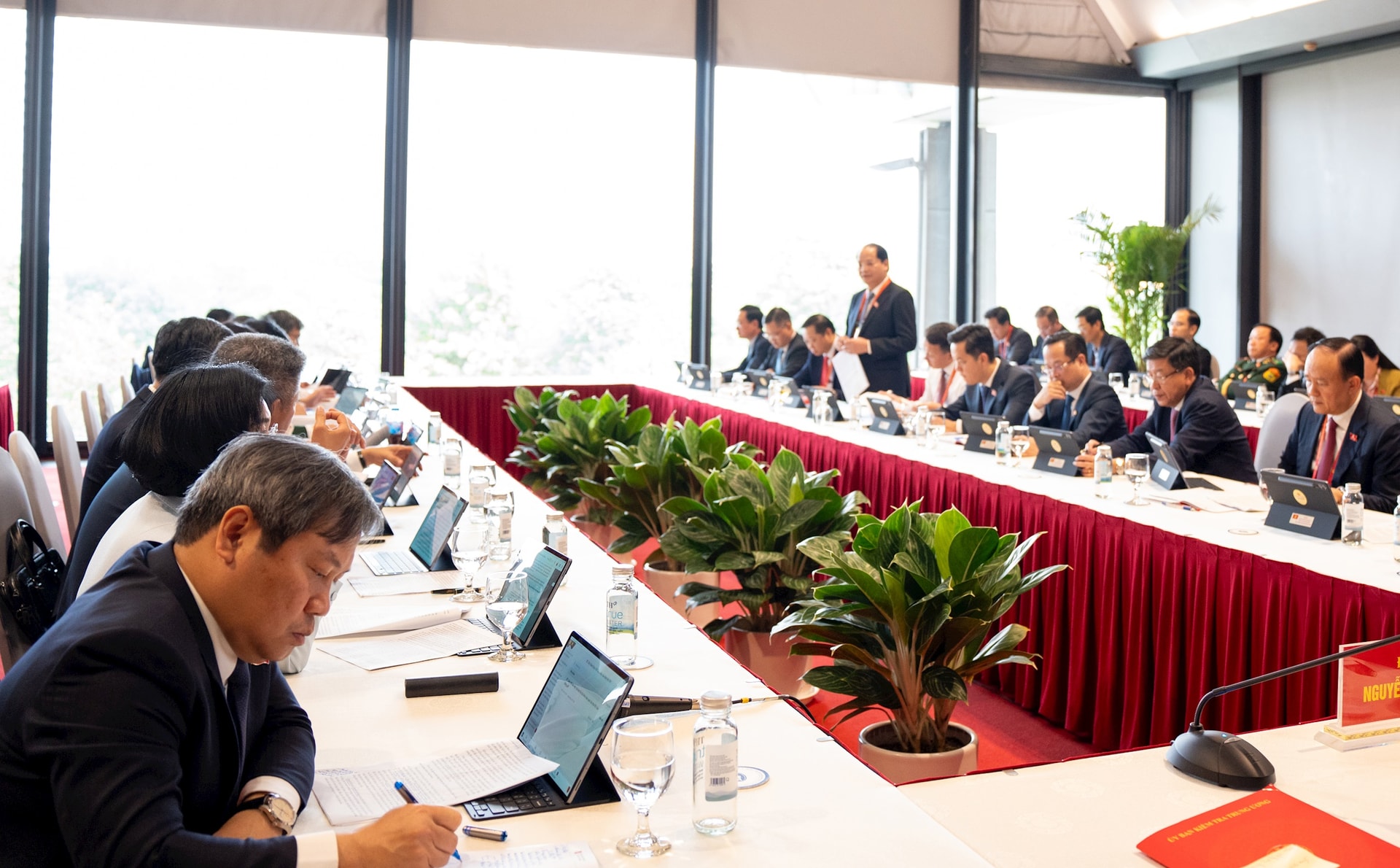 Đoàn đại biểu Đảng bộ thành phố Hà Nội thảo luận tại Đoàn về các văn kiện trình Đại hội XIV- Ảnh 2.