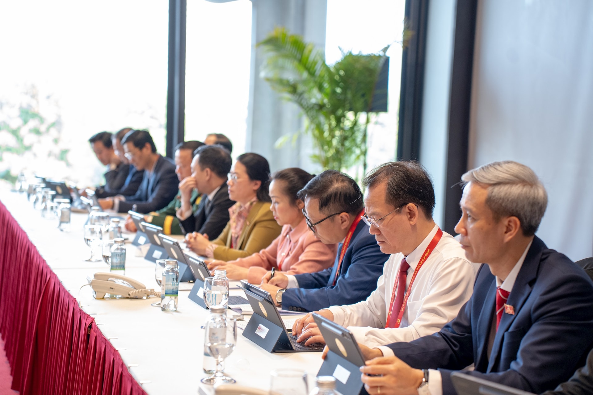 Đoàn đại biểu Đảng bộ thành phố Hà Nội thảo luận tại Đoàn về các văn kiện trình Đại hội XIV- Ảnh 11.