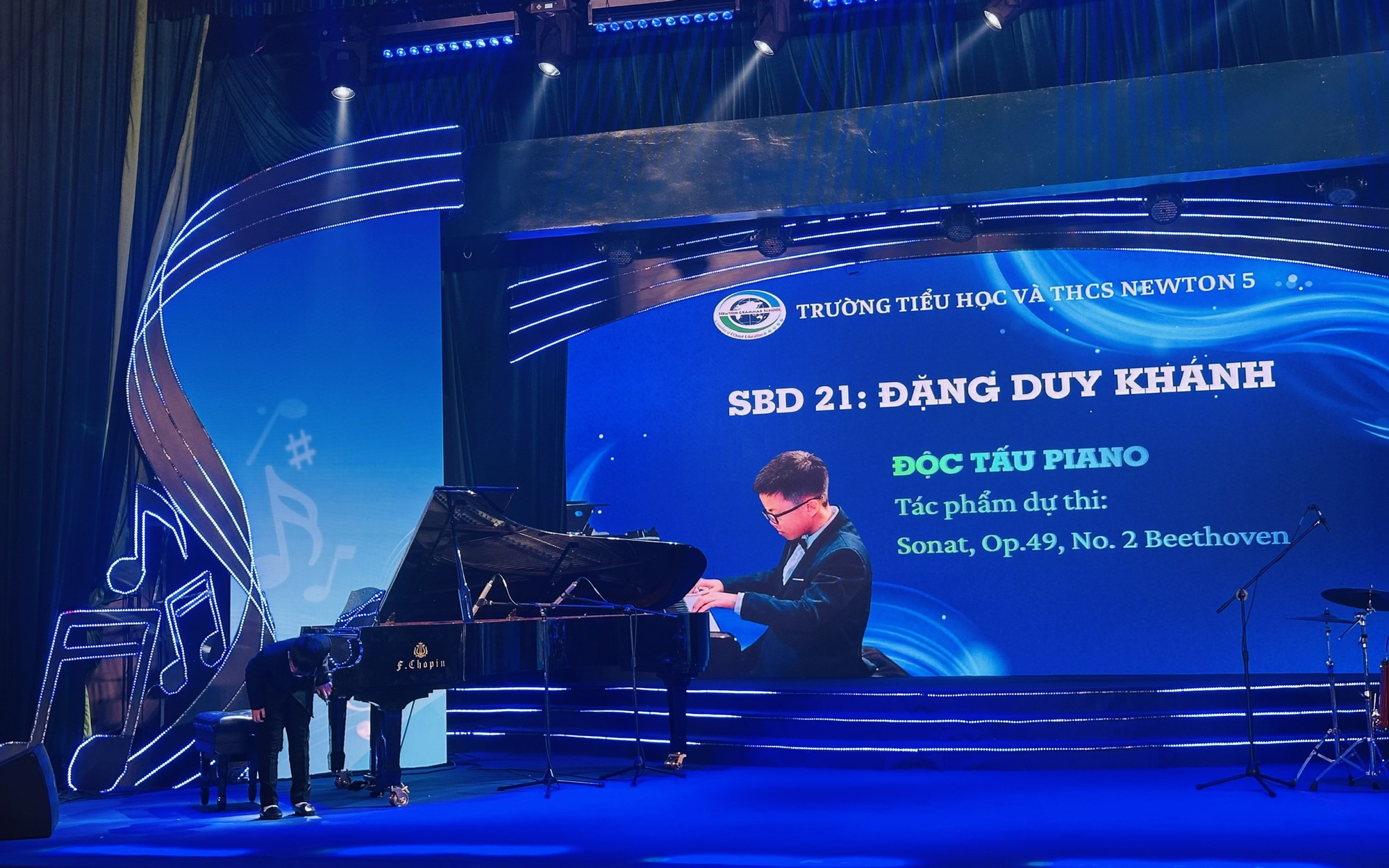 Ảnh: Thí sinh Đặng Duy Khánh và tác phẩm dự thi Liên hoan tài năng Nhạc cụ