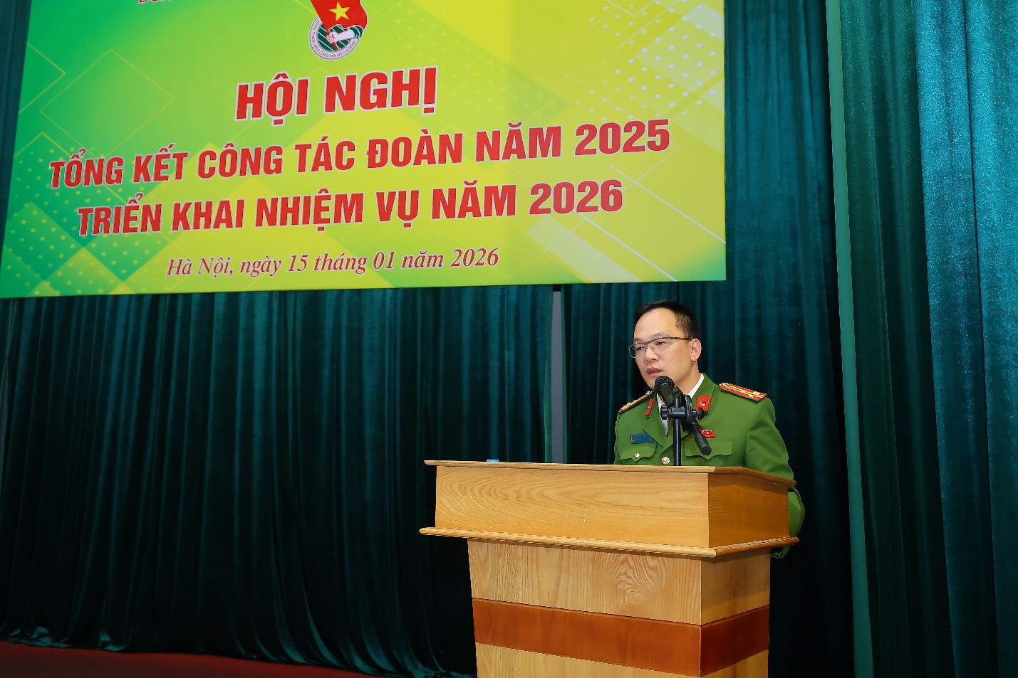 Ảnh có chứa trang phục, Diễn thuyết công cộng, Mặt người, văn bản  Nội dung do AI tạo ra có thể không chính xác.