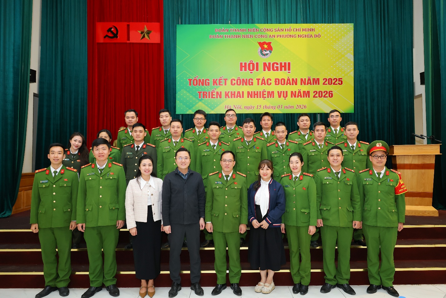 Ảnh có chứa trang phục, người, đội nhóm, trong nhà  Nội dung do AI tạo ra có thể không chính xác.