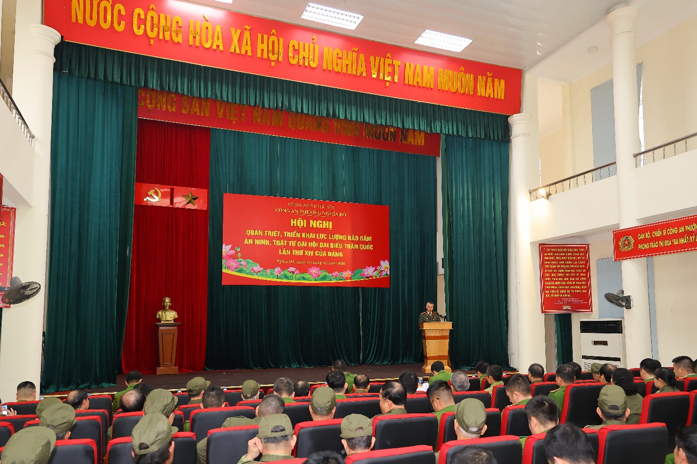 Ảnh có chứa thính phòng, trong nhà, tòa nhà, trang phục  Nội dung do AI tạo ra có thể không chính xác.