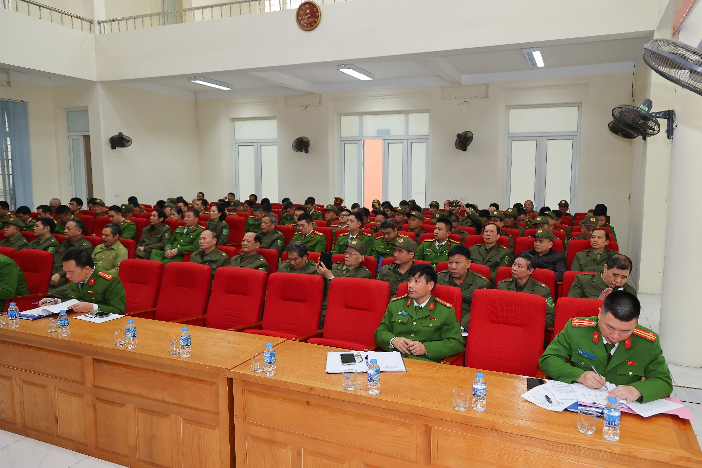 Ảnh có chứa trong nhà, tường, thính phòng, Phòng họp  Nội dung do AI tạo ra có thể không chính xác.