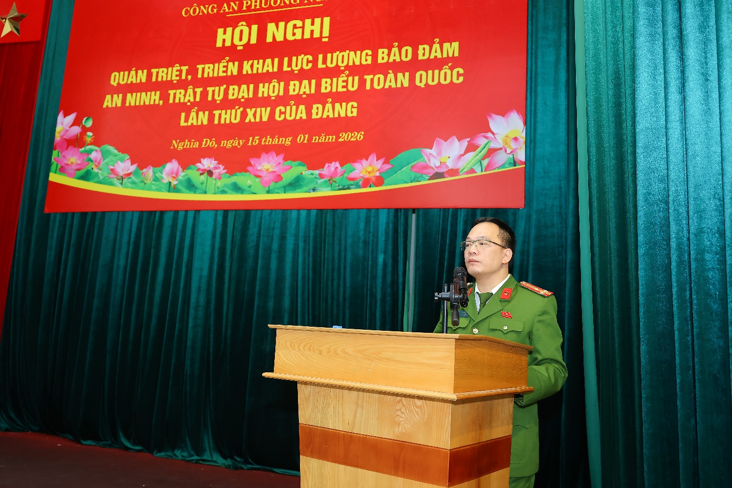 Ảnh có chứa trang phục, Mặt người, Bục phát biểu, văn bản  Nội dung do AI tạo ra có thể không chính xác.