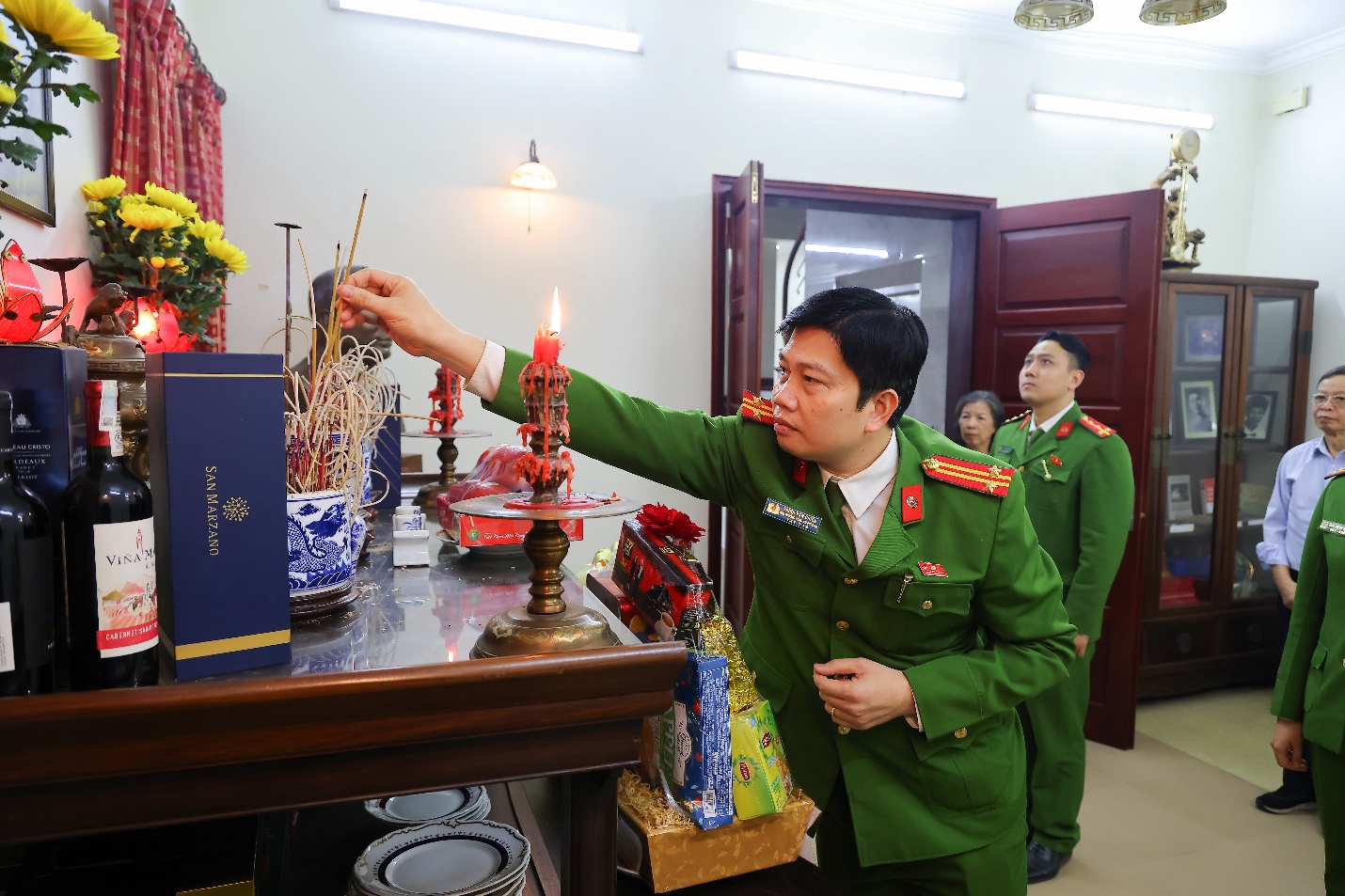 Ảnh có chứa trang phục, người, trong nhà, tường  Nội dung do AI tạo ra có thể không chính xác.