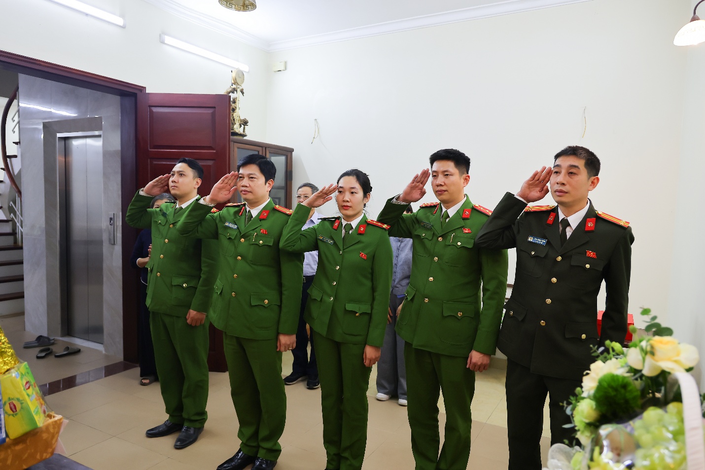 Ảnh có chứa trang phục, người, đàn ông, trong nhà  Nội dung do AI tạo ra có thể không chính xác.