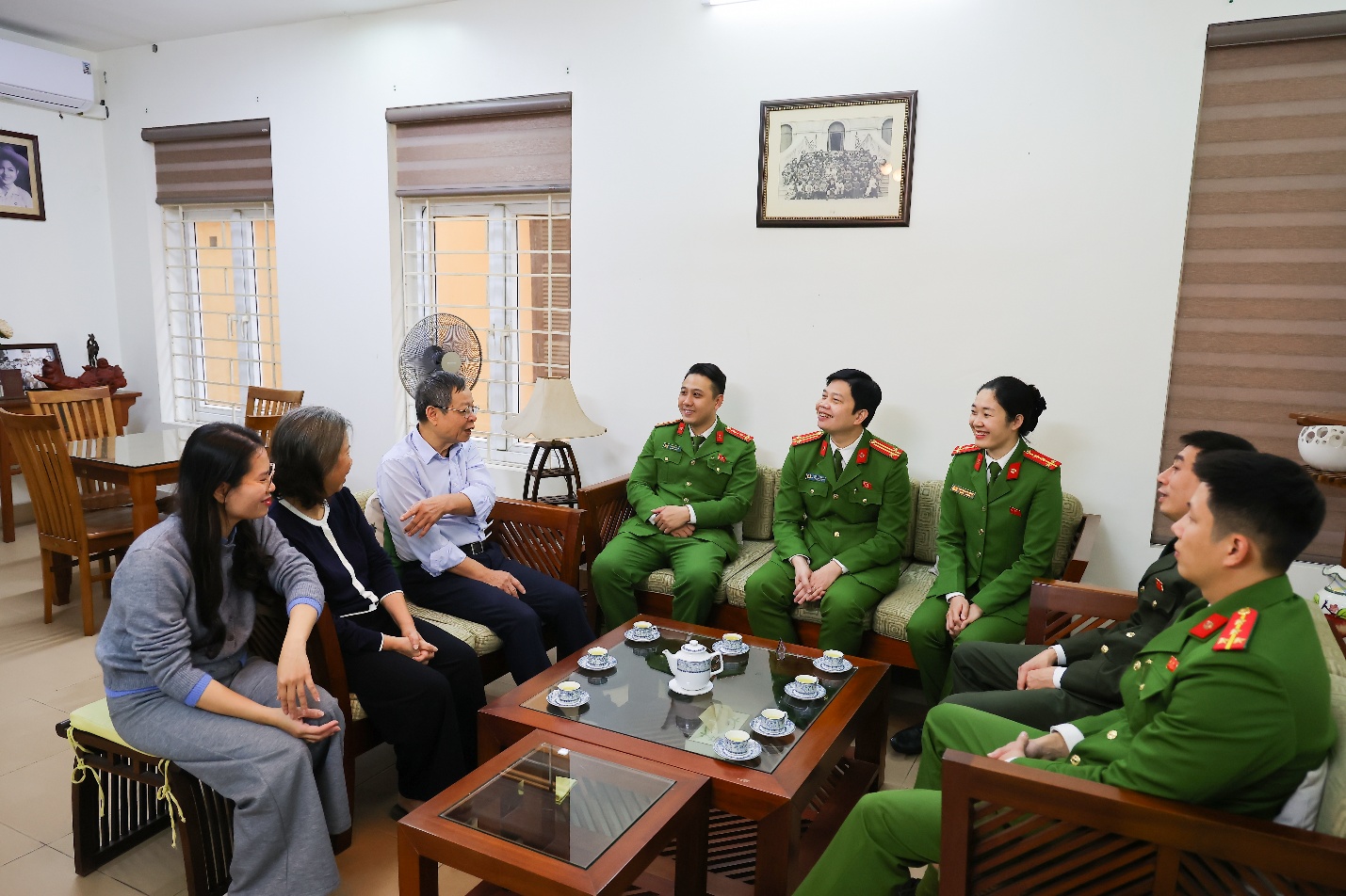 Ảnh có chứa trang phục, người, đồ đạc, trong nhà  Nội dung do AI tạo ra có thể không chính xác.