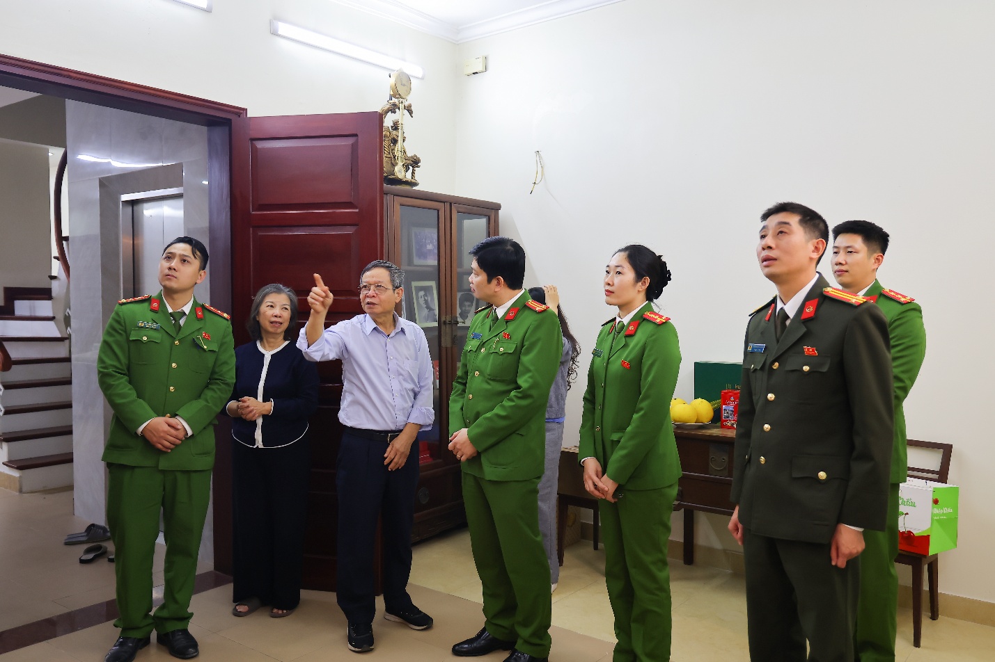 Ảnh có chứa trang phục, người, đàn ông, tường  Nội dung do AI tạo ra có thể không chính xác.