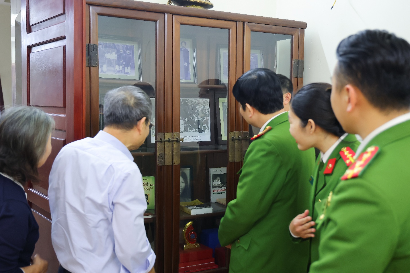 Ảnh có chứa trang phục, người, đàn ông, Mặt người  Nội dung do AI tạo ra có thể không chính xác.