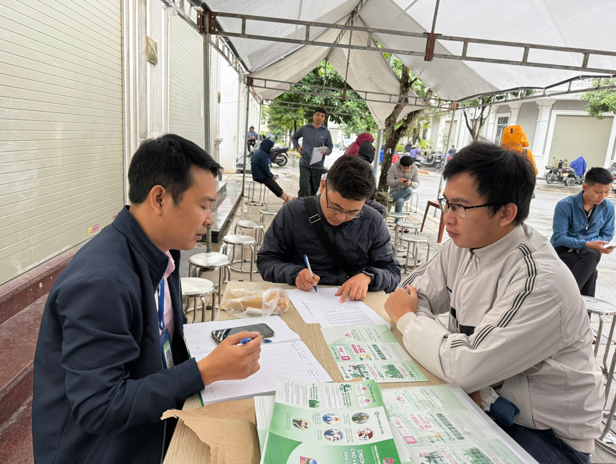 Phòng giao dịch NHCSXH Đông Anh đẩy mạnh cho vay mua, thuê mua Nhà ở xã hội - hiện thực hóa giấc mơ an cư với lãi suất 5,4%/năm- Ảnh 1.