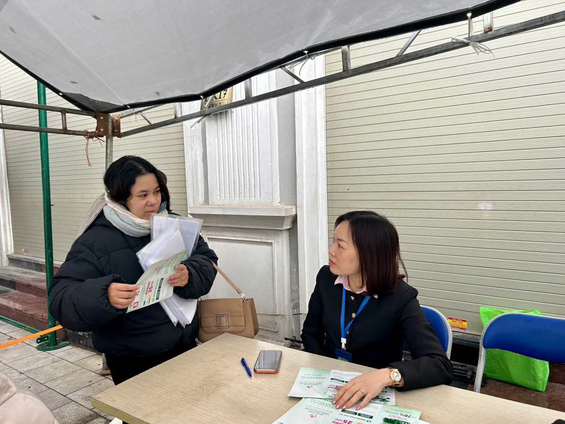 Phòng giao dịch NHCSXH Đông Anh đẩy mạnh cho vay mua, thuê mua Nhà ở xã hội - hiện thực hóa giấc mơ an cư với lãi suất 5,4%/năm- Ảnh 2.