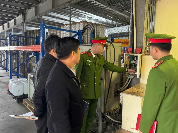 Tăng cường kiểm tra, hướng dẫn an toàn PCCC&CNCH tại các cơ sở sản xuất, kho hàng hóa ở xã Phù Đổng- Ảnh 2.