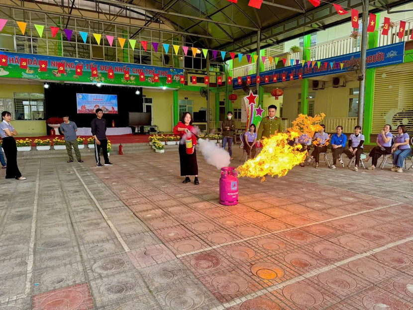 Cảnh sát phòng cháy hướng dẫn thoát nạn cho thầy và trò trường mầm non Ninh Hiệp- Ảnh 2.