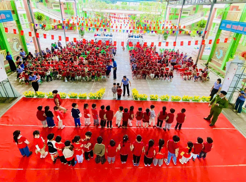 Cảnh sát phòng cháy hướng dẫn thoát nạn cho thầy và trò trường mầm non Ninh Hiệp- Ảnh 4.