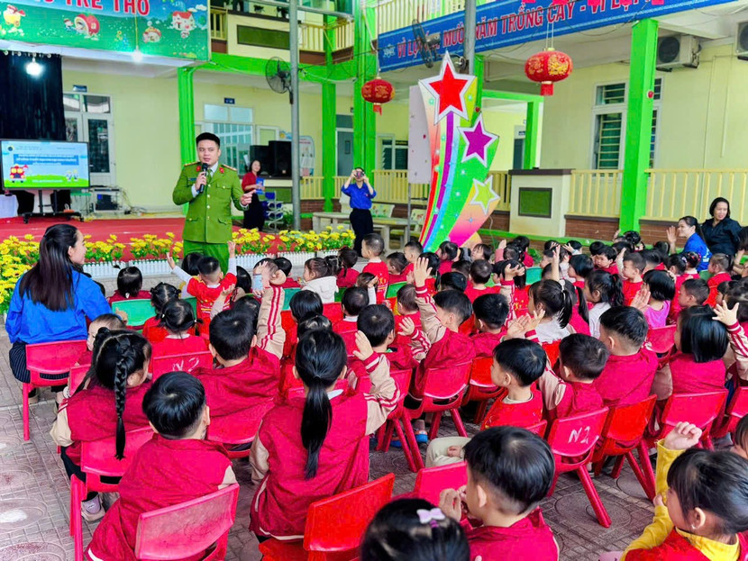 Cảnh sát phòng cháy hướng dẫn thoát nạn cho thầy và trò trường mầm non Ninh Hiệp- Ảnh 3.