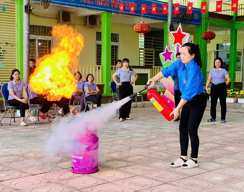 Cảnh sát phòng cháy hướng dẫn thoát nạn cho thầy và trò trường mầm non Ninh Hiệp- Ảnh 1.