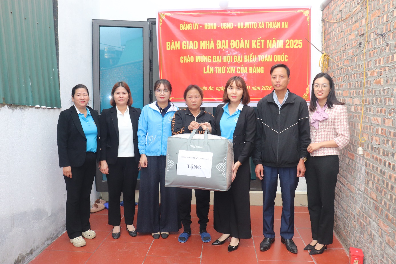 A group of people standing together  AI-generated content may be incorrect.