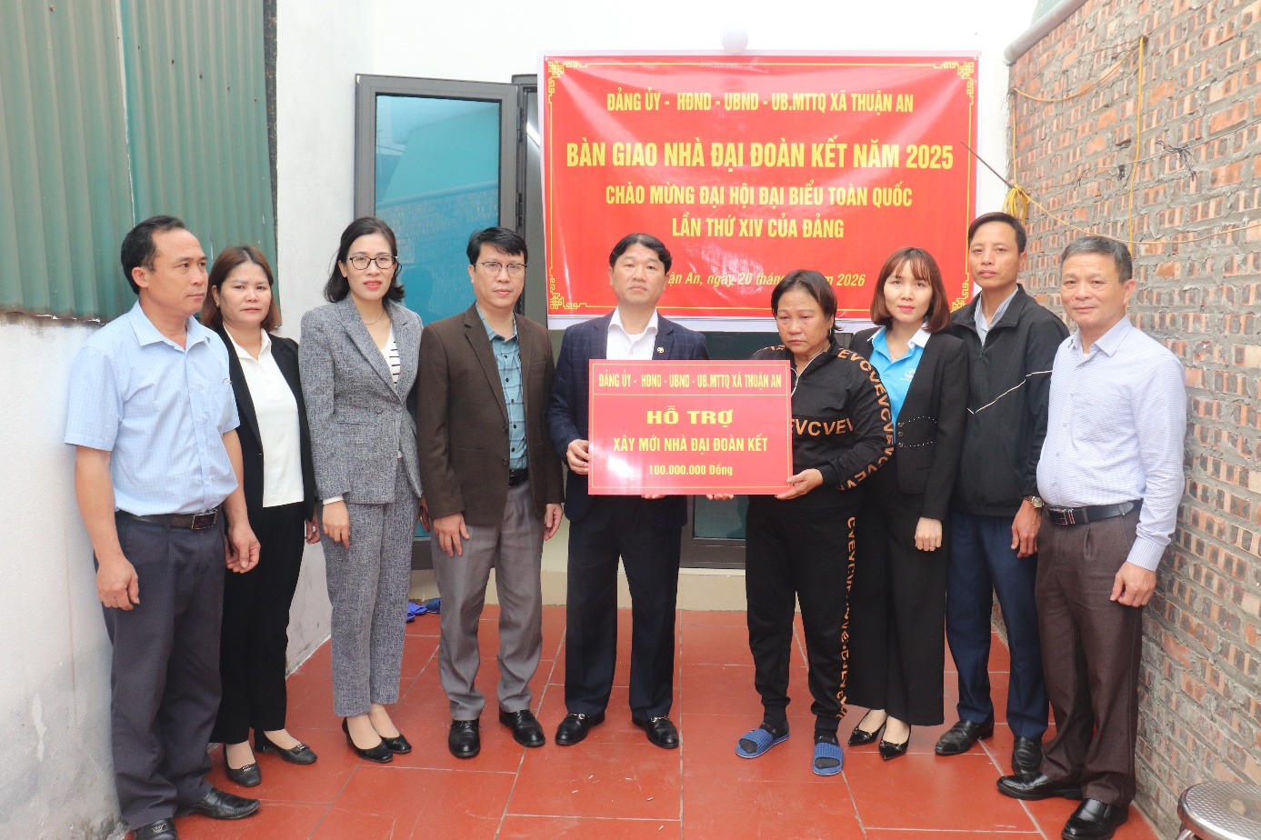 A group of people standing together  AI-generated content may be incorrect.