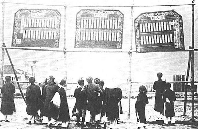 A group of people standing in front of a building  Description automatically generated with low confidence