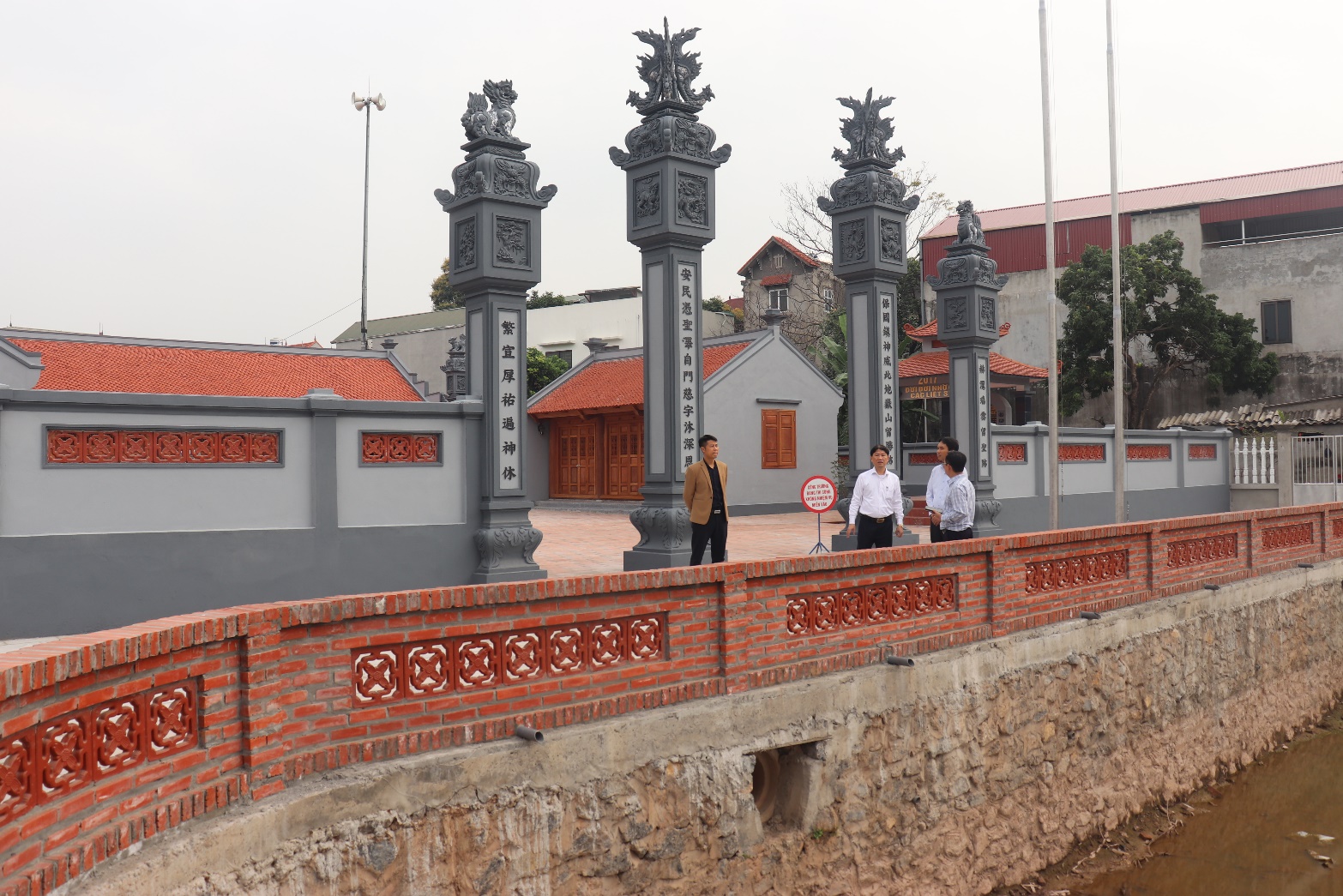 A group of people standing next to a wall  AI-generated content may be incorrect.