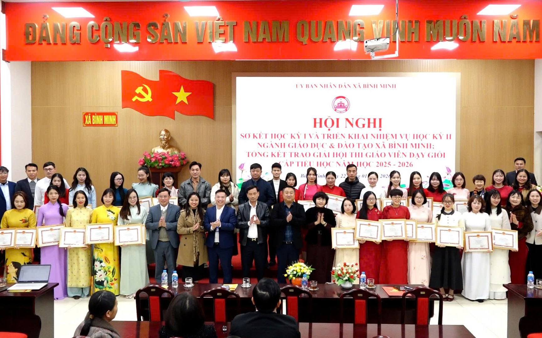 Ảnh: Lãnh đạo xã chụp ảnh lưu niệm cùng các thầy cô giáo trong Ngành GD&ĐT xã Bình Minh