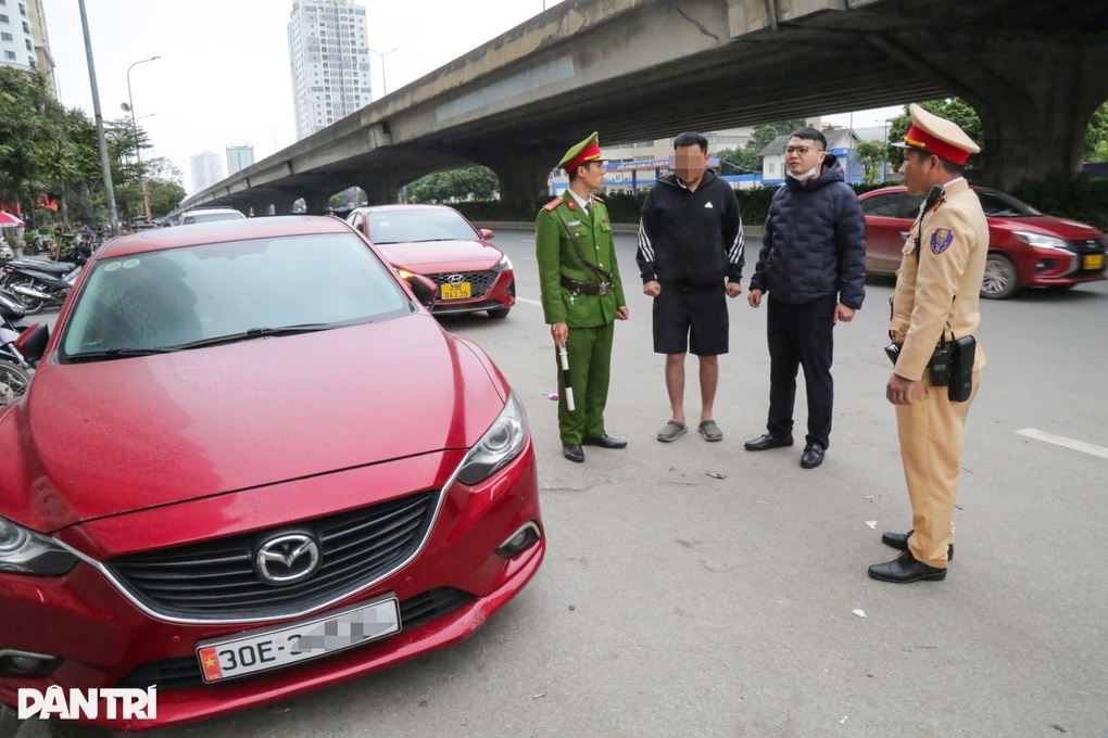 Hàng loạt tài xế ô tô đỗ hàng 2, hàng 3 trên đường ở Hà Nội bị xử lý- Ảnh 2.