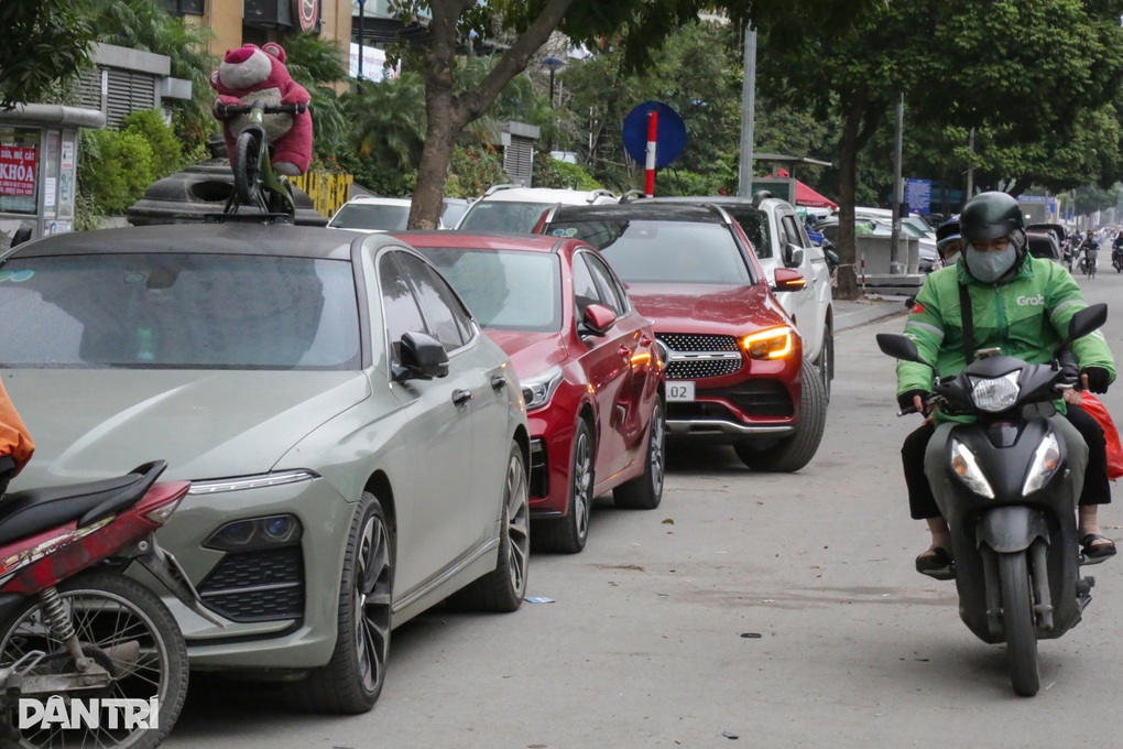 Hàng loạt tài xế ô tô đỗ hàng 2, hàng 3 trên đường ở Hà Nội bị xử lý- Ảnh 3.