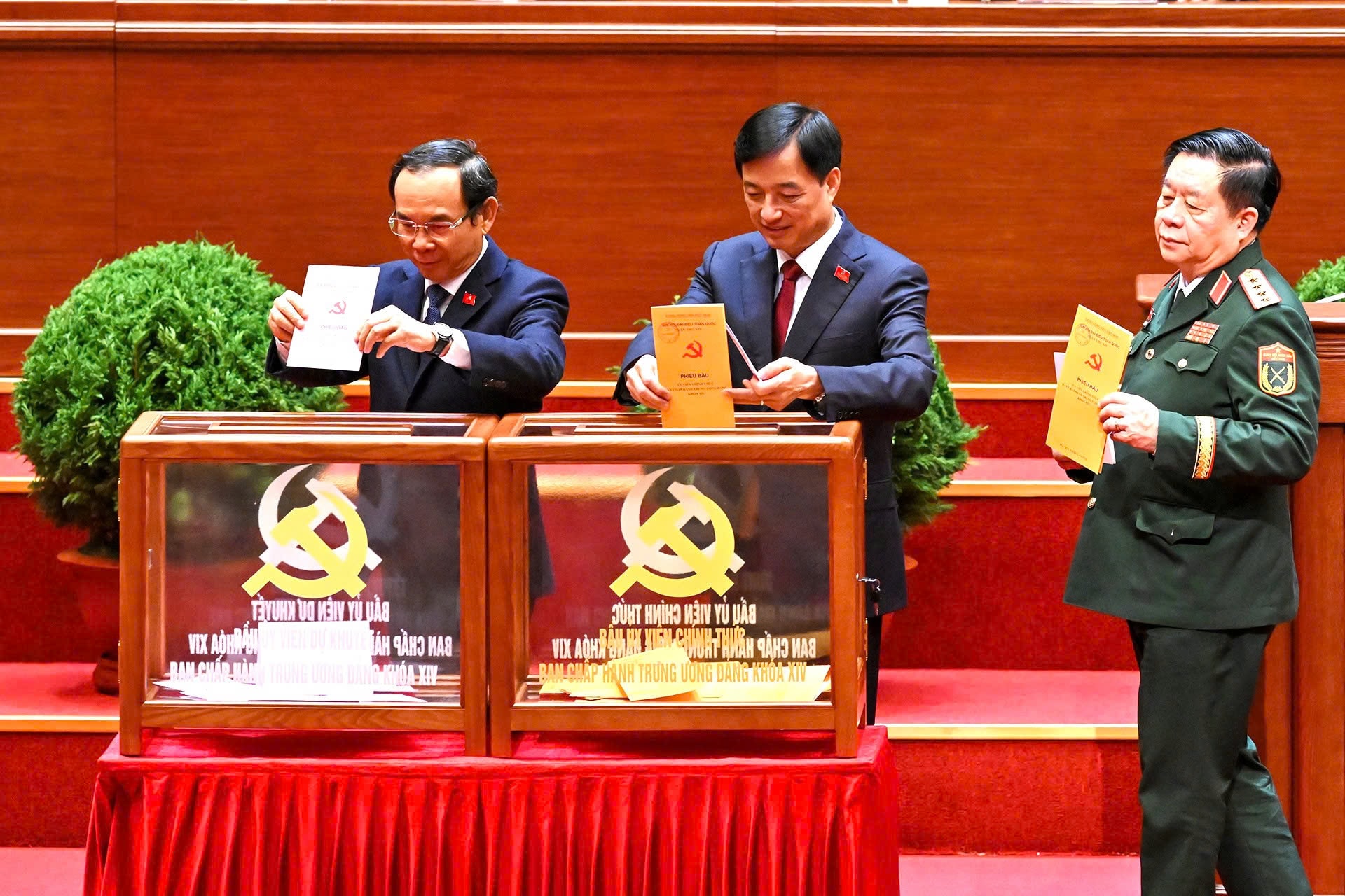 Đại hội thông qua danh sách Ban Chấp hành Trung ương Đảng khóa XIV- Ảnh 3.