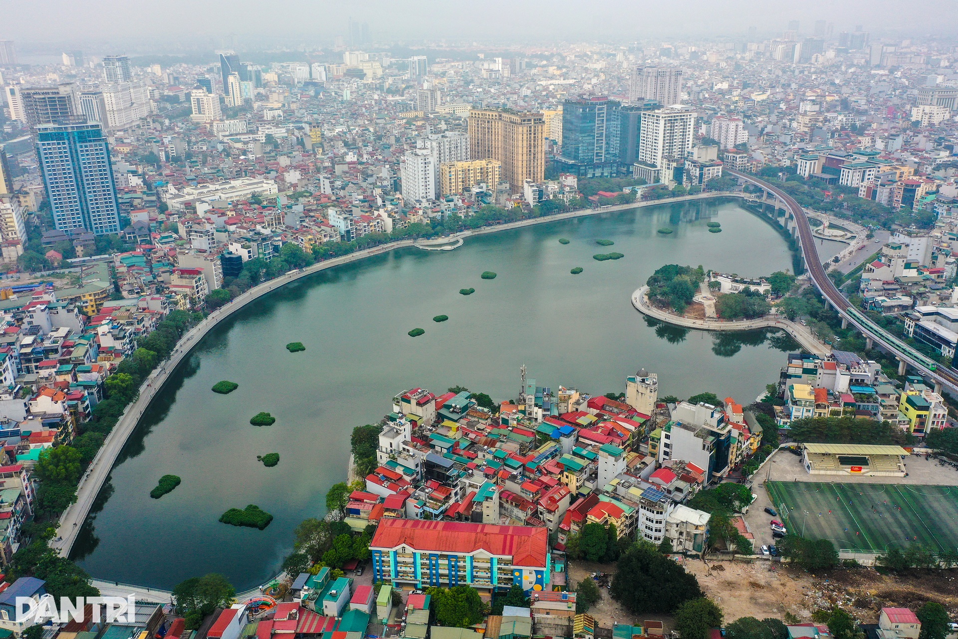 Hồ Đống Đa rực sáng về đêm sau dự án cải tạo gần 300 tỷ- Ảnh 4.