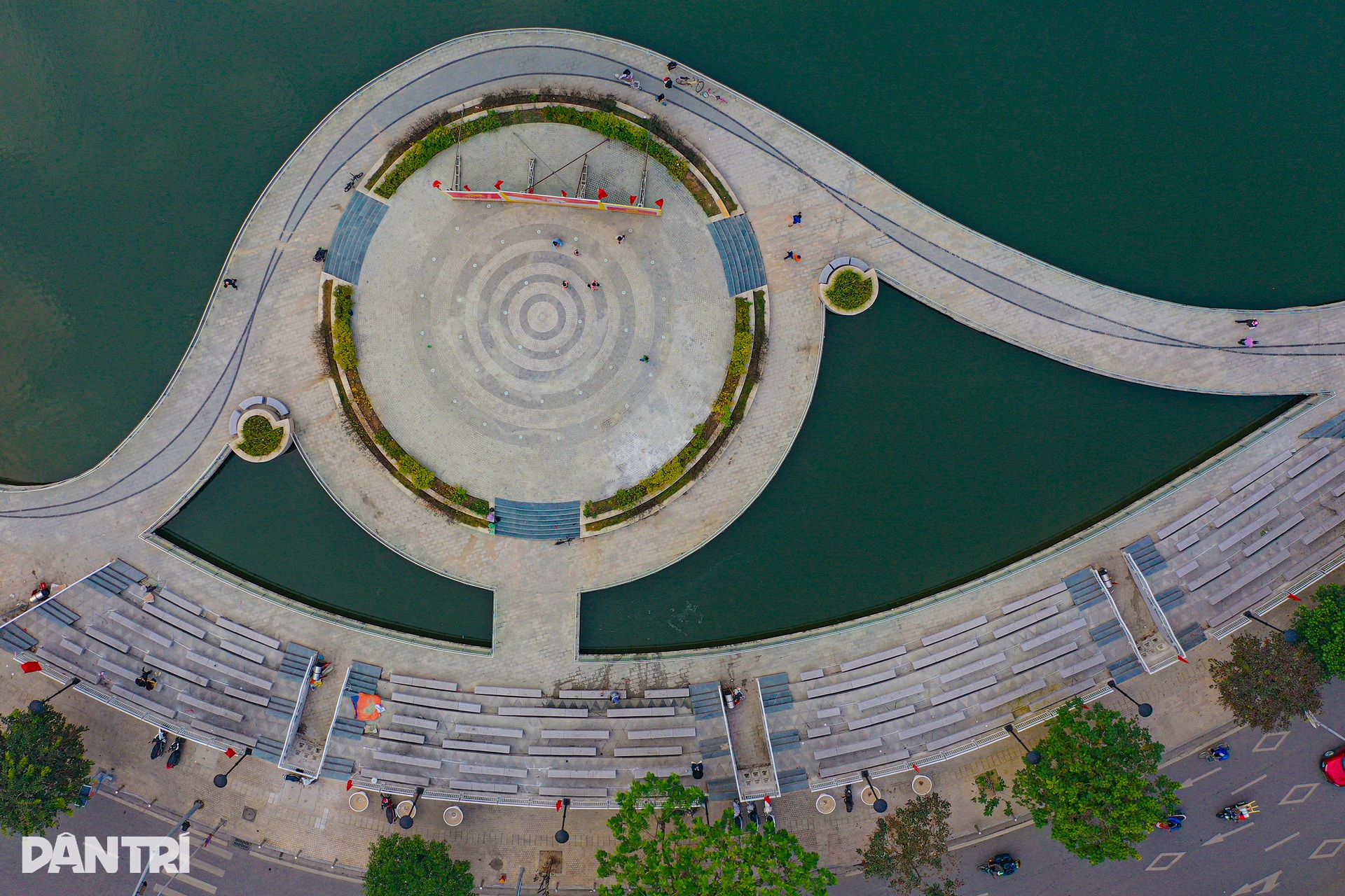 Hồ Đống Đa rực sáng về đêm sau dự án cải tạo gần 300 tỷ- Ảnh 3.