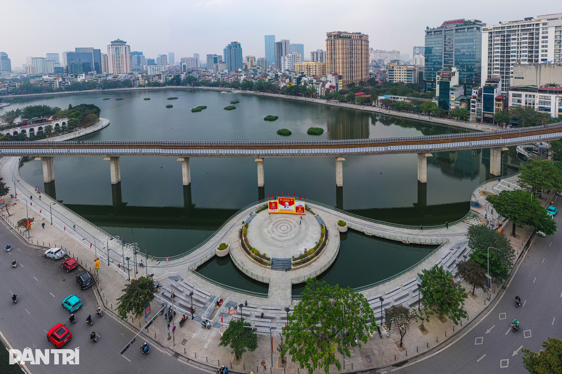 Hồ Đống Đa rực sáng về đêm sau dự án cải tạo gần 300 tỷ- Ảnh 1.