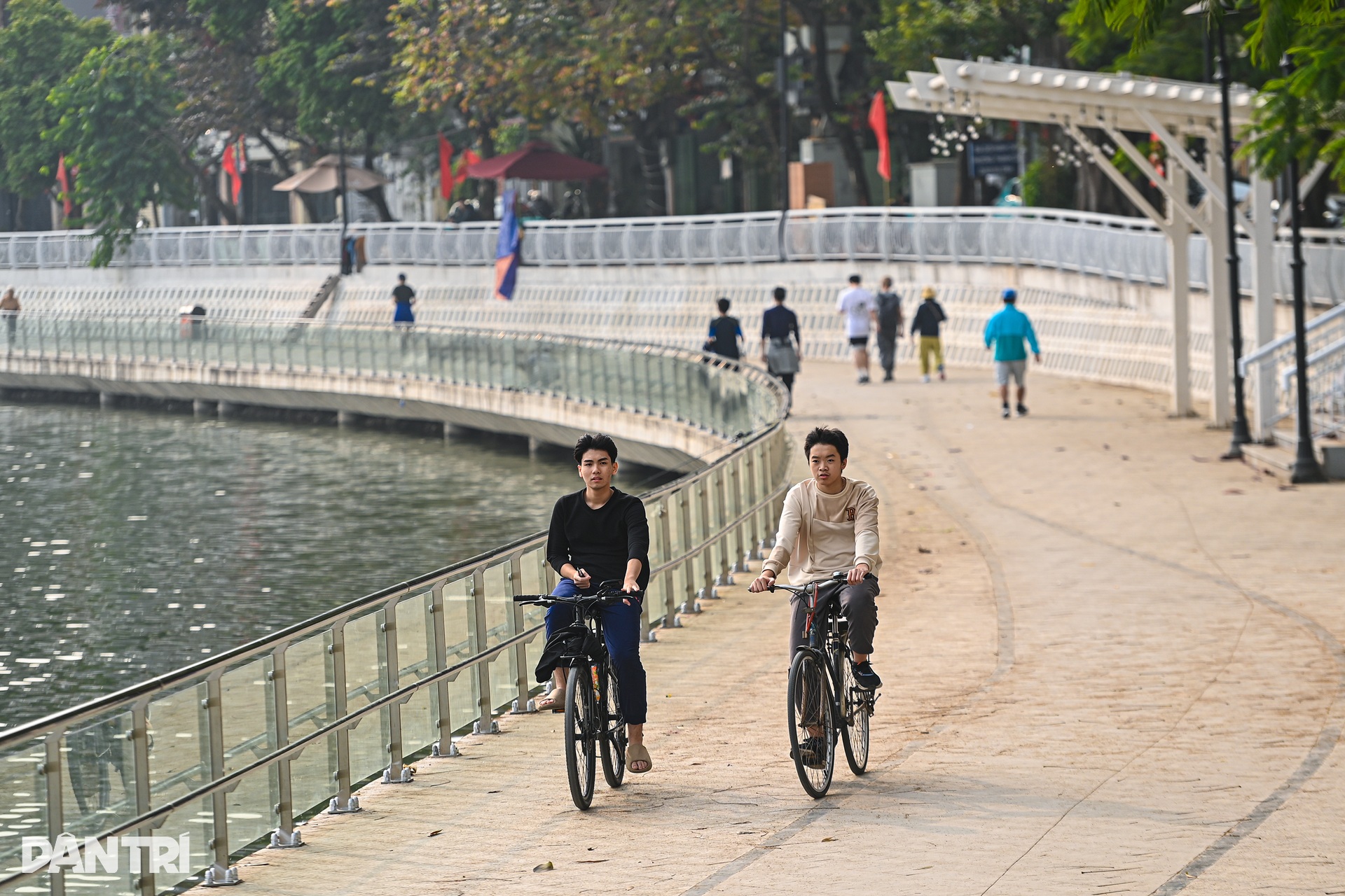 Hồ Đống Đa rực sáng về đêm sau dự án cải tạo gần 300 tỷ- Ảnh 2.