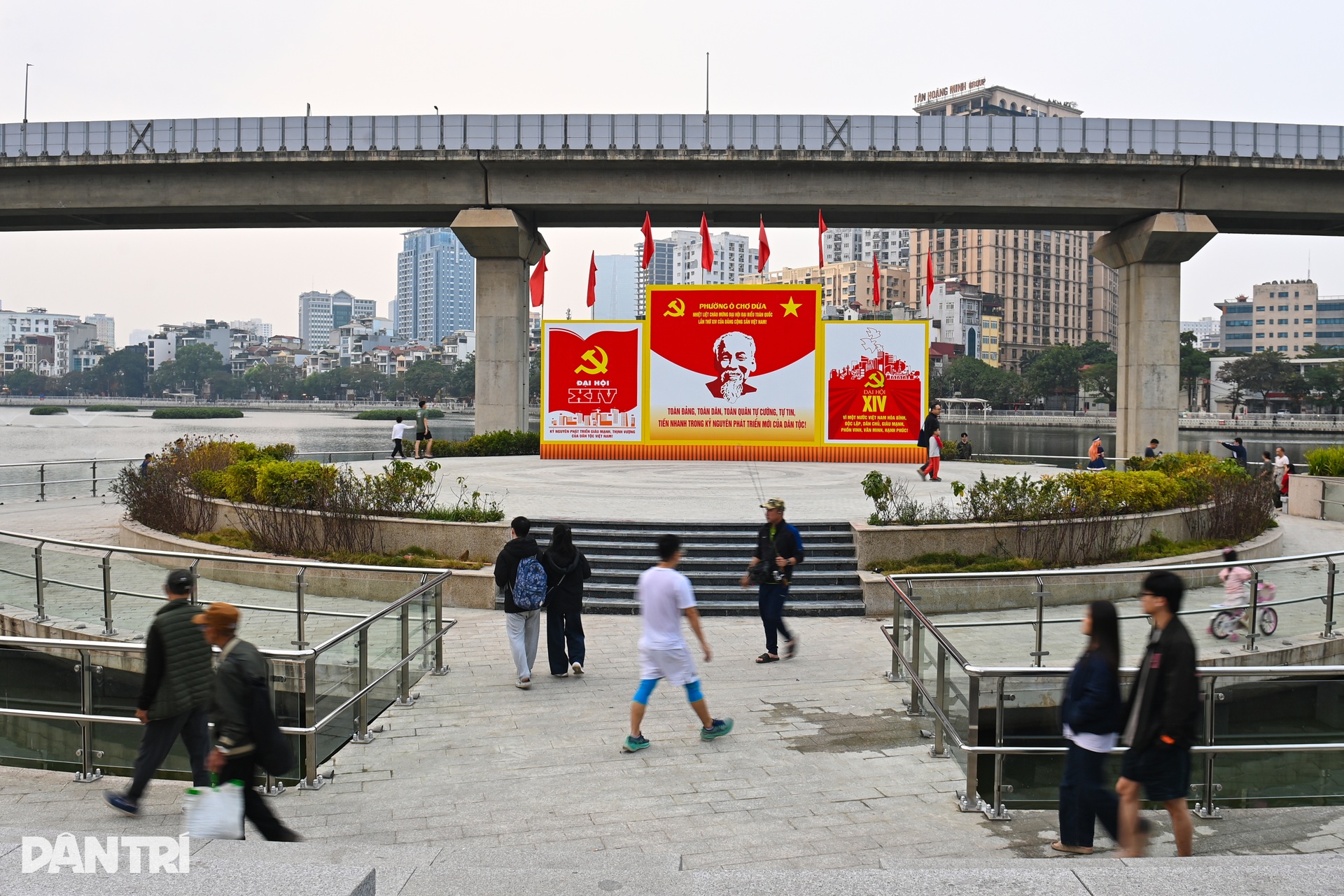 Hồ Đống Đa rực sáng về đêm sau dự án cải tạo gần 300 tỷ- Ảnh 8.