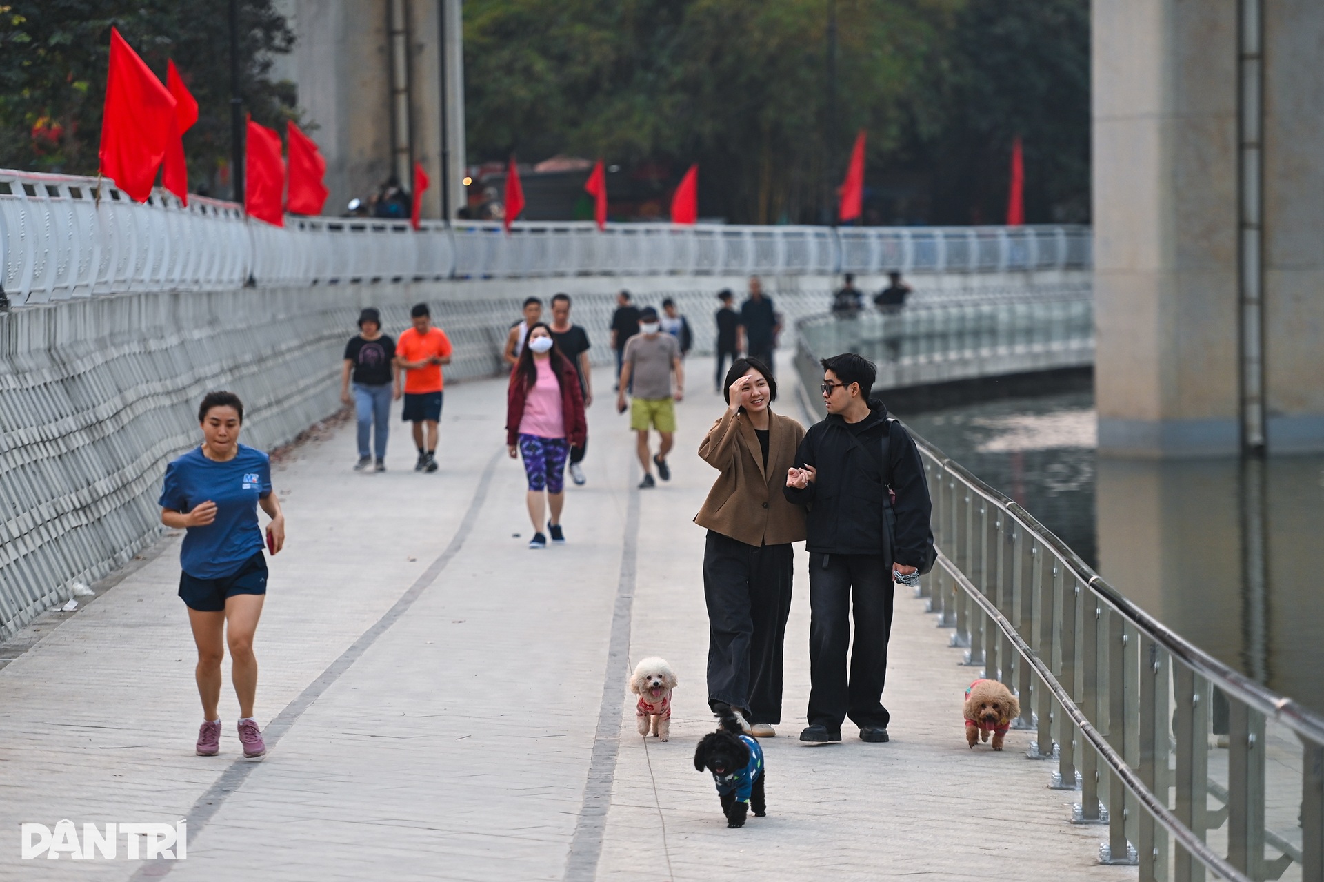 Hồ Đống Đa rực sáng về đêm sau dự án cải tạo gần 300 tỷ- Ảnh 7.