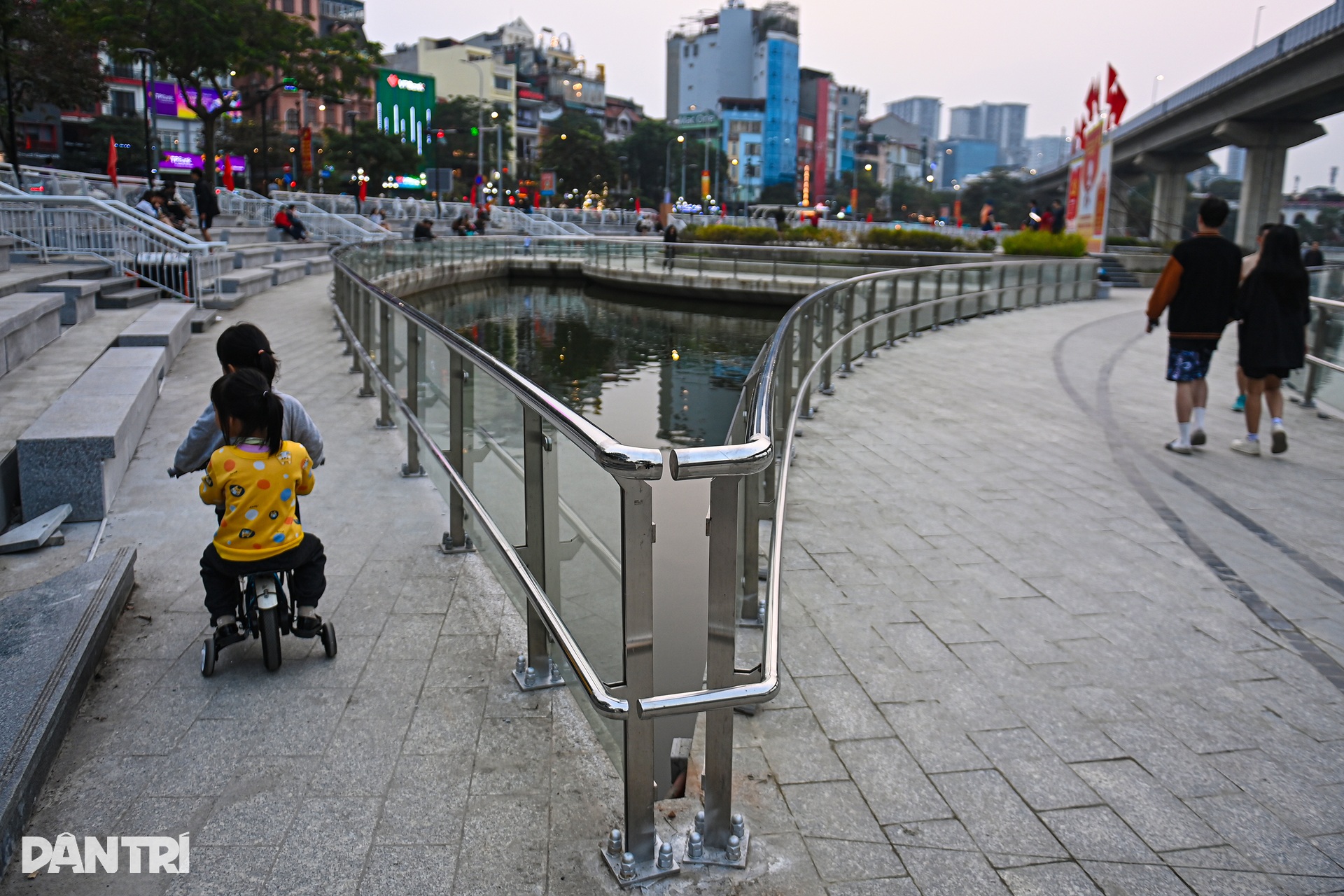 Hồ Đống Đa rực sáng về đêm sau dự án cải tạo gần 300 tỷ- Ảnh 10.