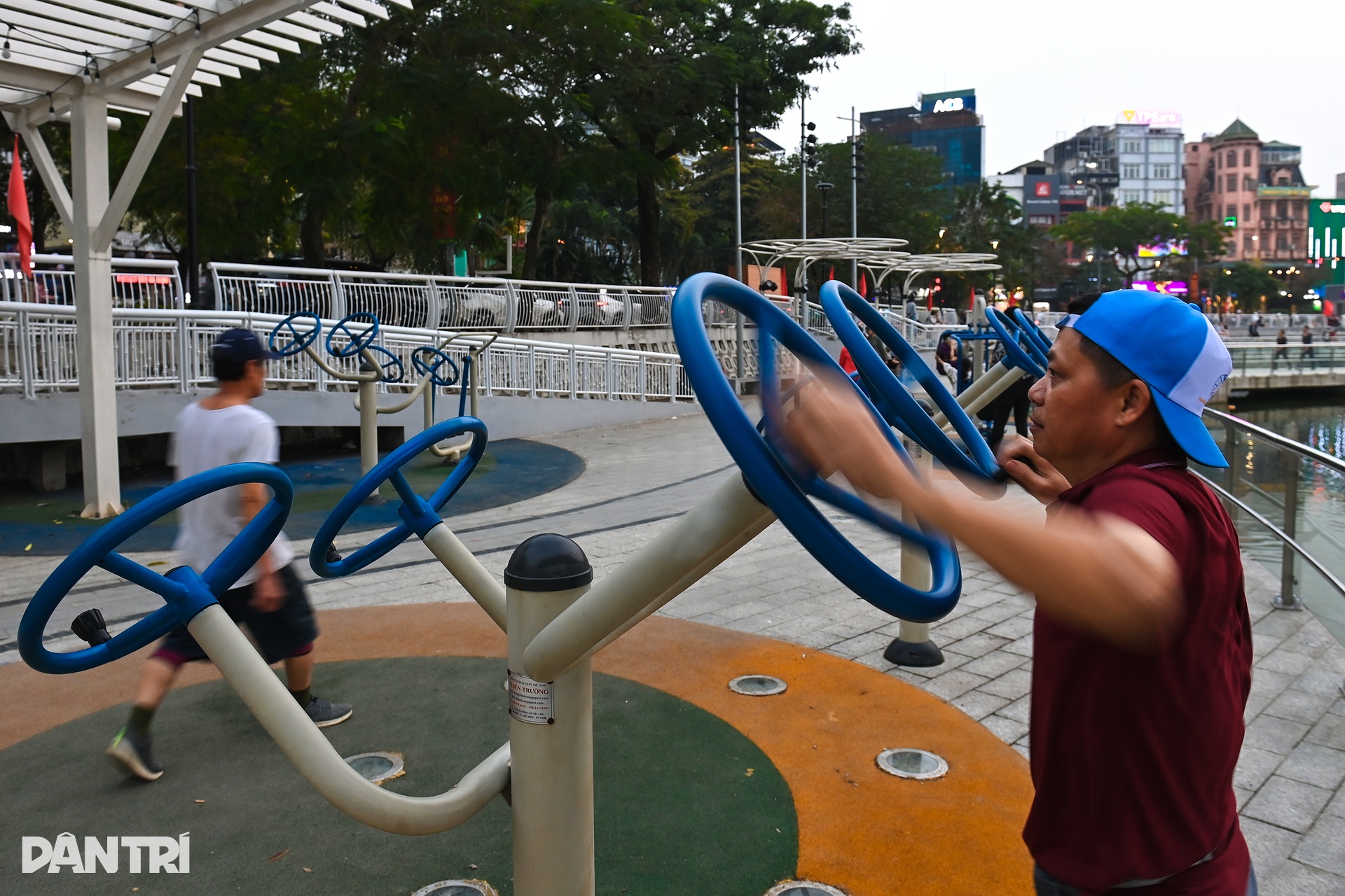 Hồ Đống Đa rực sáng về đêm sau dự án cải tạo gần 300 tỷ- Ảnh 9.