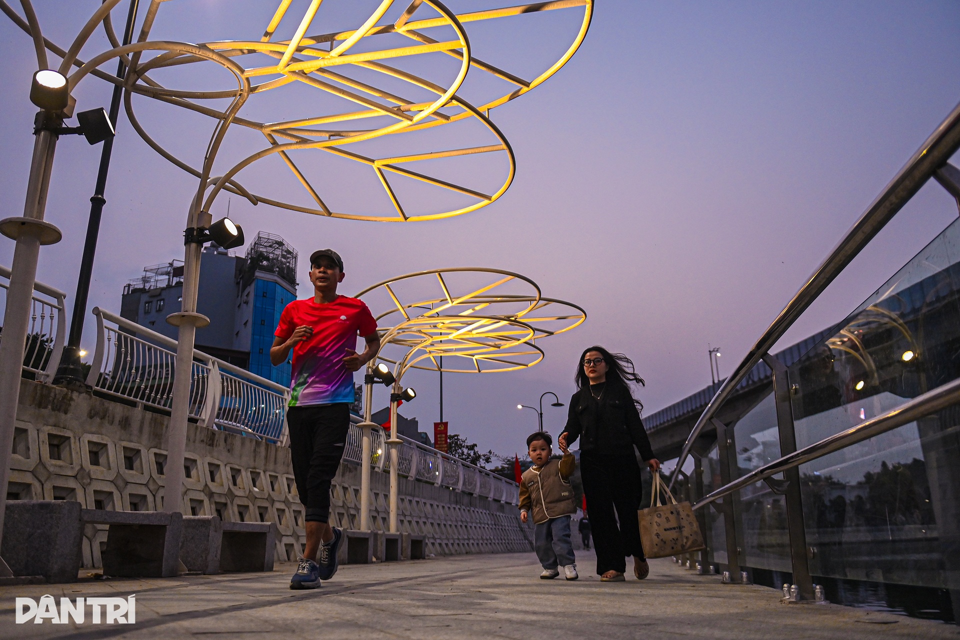 Hồ Đống Đa rực sáng về đêm sau dự án cải tạo gần 300 tỷ- Ảnh 11.