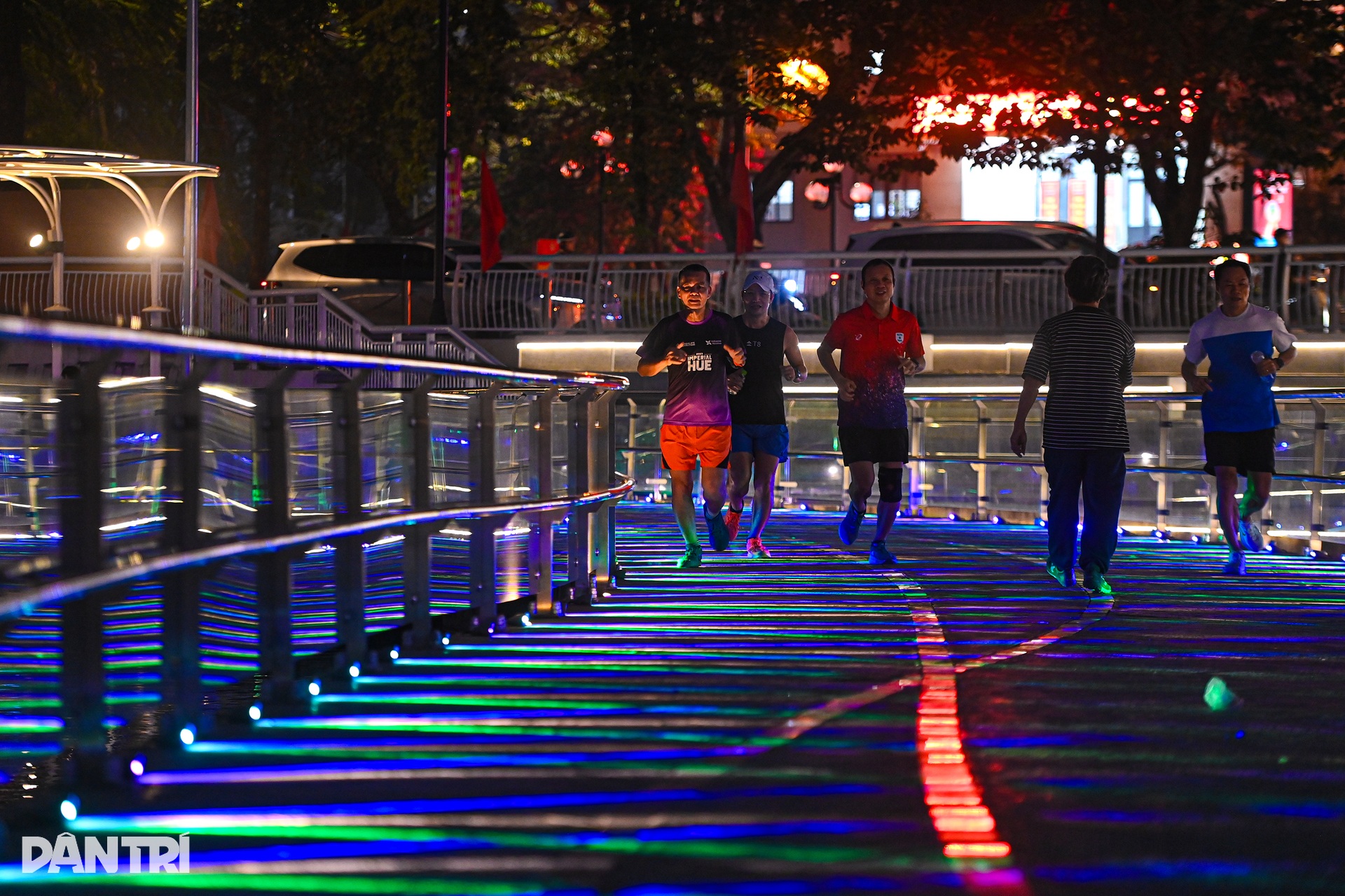 Hồ Đống Đa rực sáng về đêm sau dự án cải tạo gần 300 tỷ- Ảnh 13.