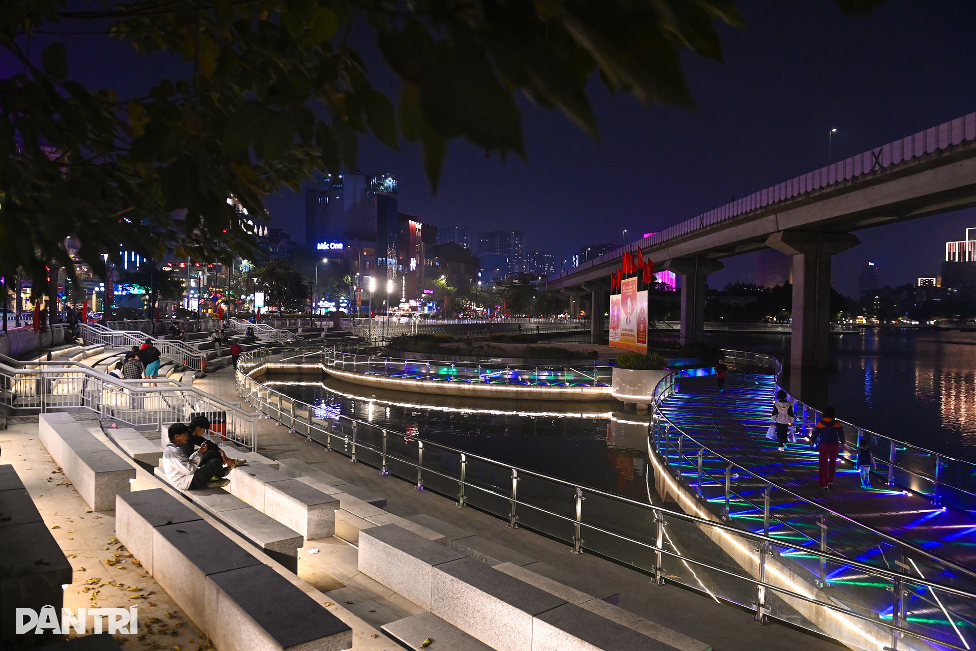 Hồ Đống Đa rực sáng về đêm sau dự án cải tạo gần 300 tỷ- Ảnh 15.