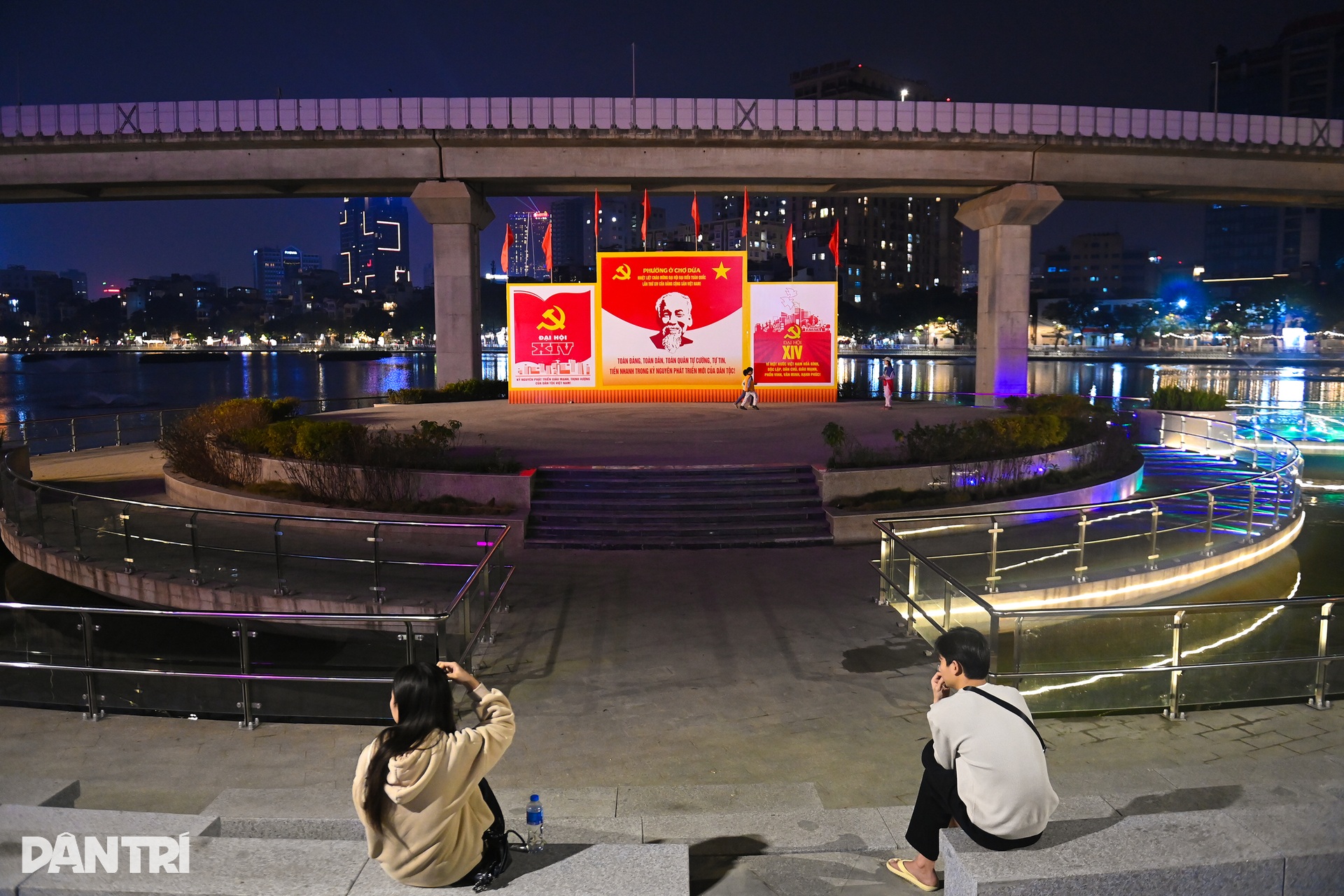 Hồ Đống Đa rực sáng về đêm sau dự án cải tạo gần 300 tỷ- Ảnh 12.