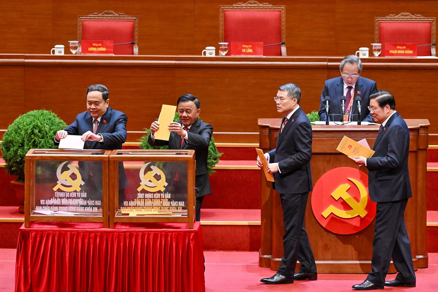 Các Ủy viên Bộ Chính trị khóa XIII được bầu vào Ban Chấp hành Trung ương khóa XIV- Ảnh 2.