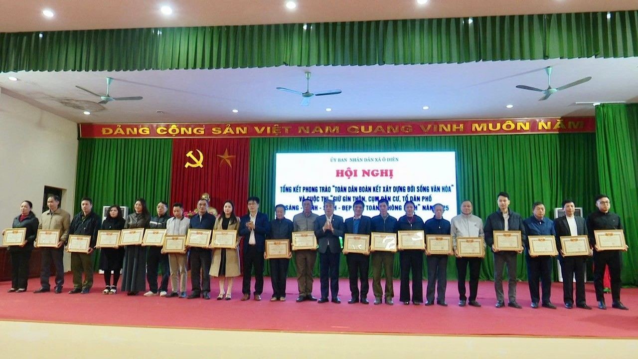 Ủy ban nhân dân xã tổng kết phong trào “Toàn dân đoàn kết xây dựng đời sống văn hóa” và cuộc thi “Giữ gìn thôn, cụm dân cư, tổ dân phố sáng, xanh, sạch, đẹp, an toàn và thông minh”- Ảnh 2.