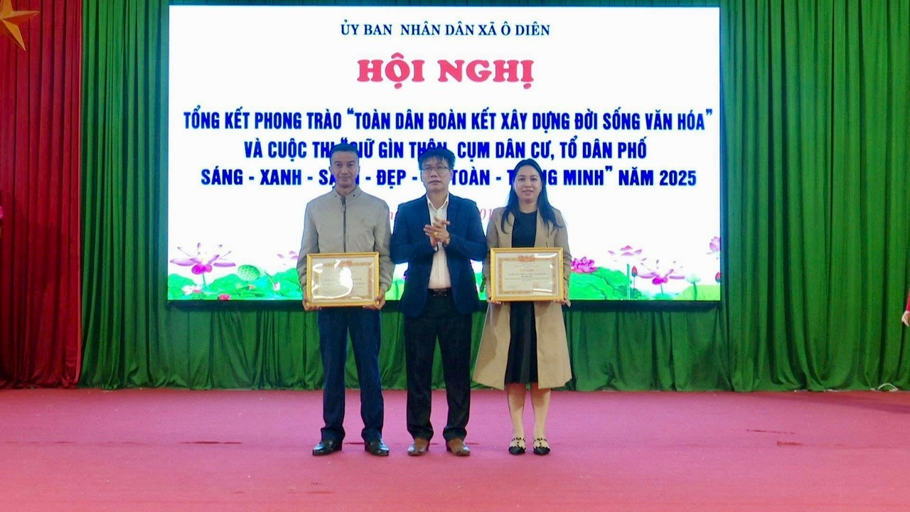Ủy ban nhân dân xã tổng kết phong trào “Toàn dân đoàn kết xây dựng đời sống văn hóa” và cuộc thi “Giữ gìn thôn, cụm dân cư, tổ dân phố sáng, xanh, sạch, đẹp, an toàn và thông minh”- Ảnh 3.