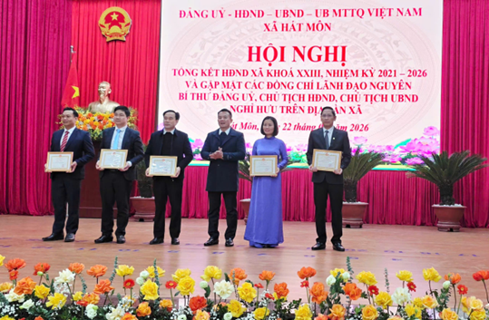 HĐND xã Hát Môn tổng kết hoạt động HĐND xã khóa XXIII, nhiệm kỳ 2021-2026 và gặp mặt các đồng chí lãnh đạo nguyên Bí thư Đảng ủy, Chủ tịch HĐND, Chủ tịch UBND nghỉ hưu trên địa bàn- Ảnh 4.