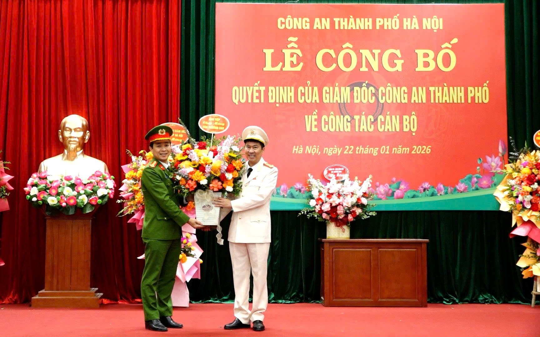 Ảnh: Thượng tá Nguyễn Văn Tiệp tặng hoa chúc mừng Trung tá Bùi Văn Tứ